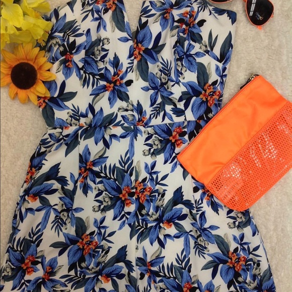 FLORAL ROMPER • FASHIONNOVA• SMALL - Picture 2 of 2